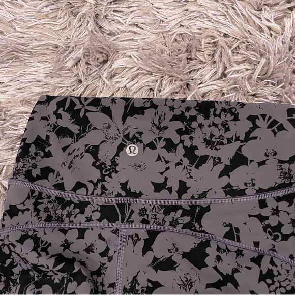 Lululemon In Movement Crop Leggings Black Gray Floral 4 - Picture 4 of 5
